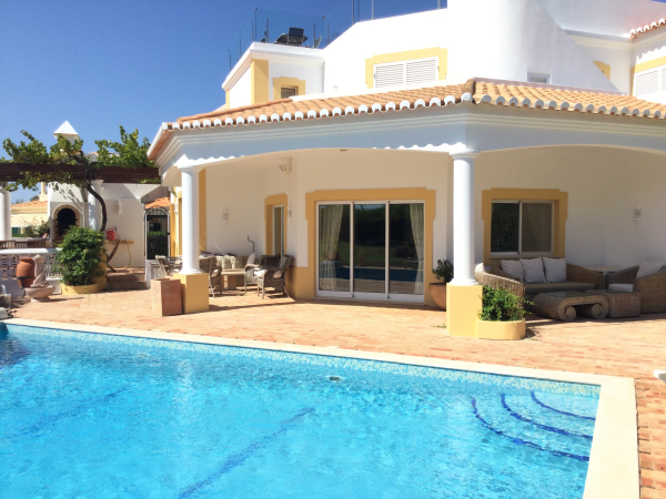 CASA LEÕES