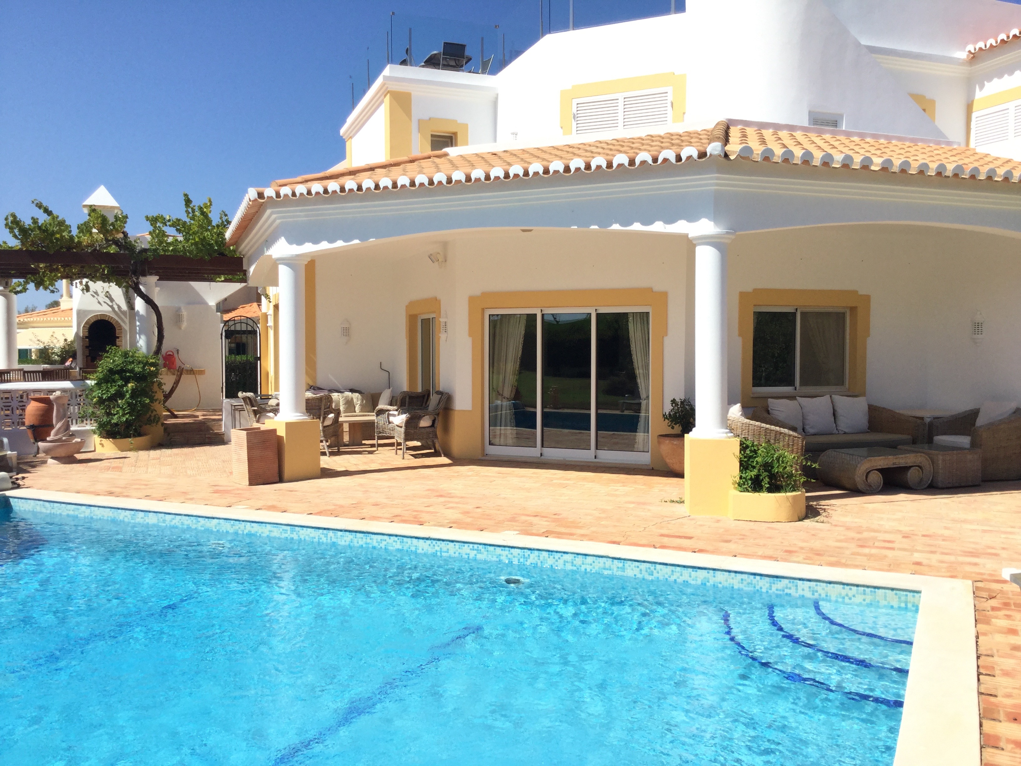 CASA LEÕES